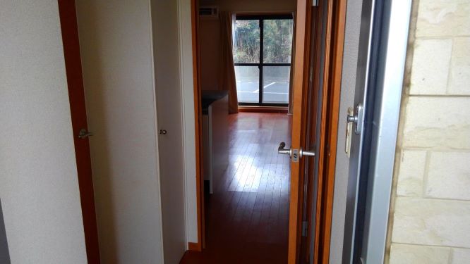 レオパレスリヴェールⅠ109号室 玄関