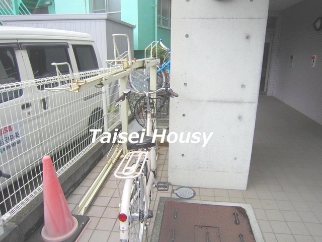 ルミエール湘南0302号室 駐輪場②