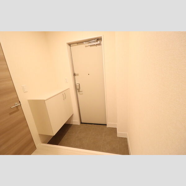 サニーリヴF103号室 玄関