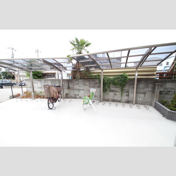 レイストリーフ103号室 駐輪場には屋根が付いています!