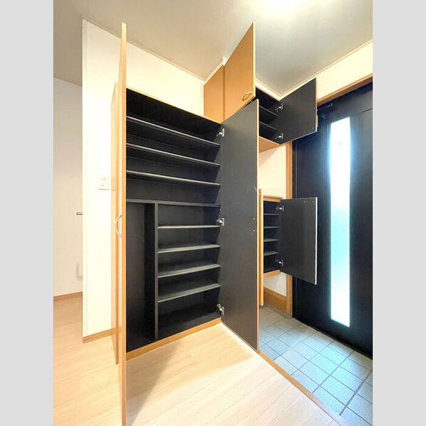 コアロード101号室 玄関・シューズボックス