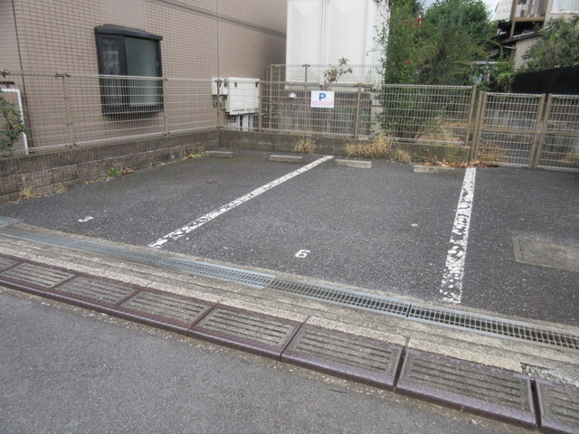 ジュネス箕輪 駐車場