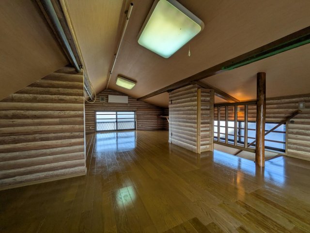 春風とひなたのパーチェ ハンガー掛けのある広いロフト