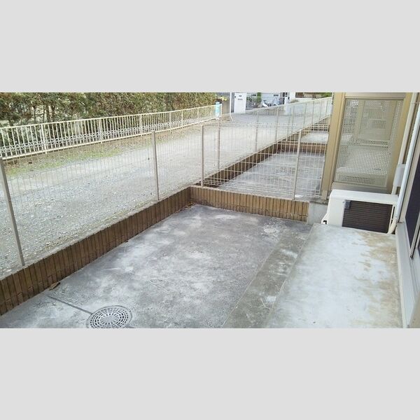 ルミエールⅡ102号室 専用庭