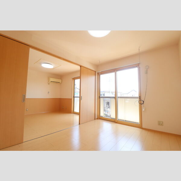 メゾンベール末広202号室 洋室6帖からLDK