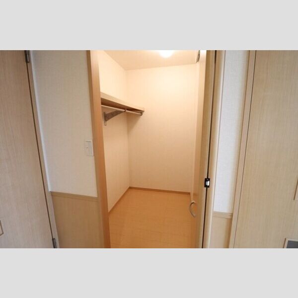 メゾン・ヴェール205号室 ウォークインクローゼット