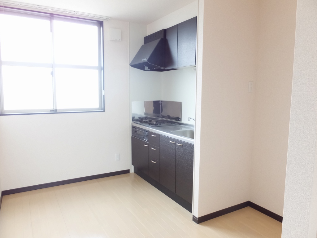 レオネクストパトリア 広々とした３口ガスコンロ対応のキッチンです。