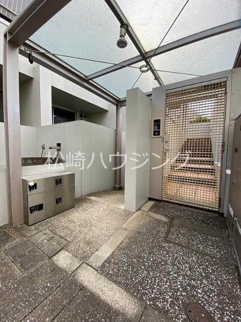 TRINITE Rouge3階 エントランス