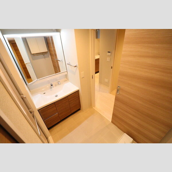 GRAND SOLEIL112号室 洗面室　三面鏡洗面台