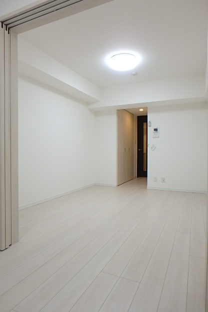 ガーラ・ステーション横濱関内4階 照明付きの洋室