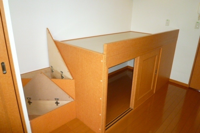 レオパレスメルベーユⅣ 1Fフローリング、2Fジュータン敷き