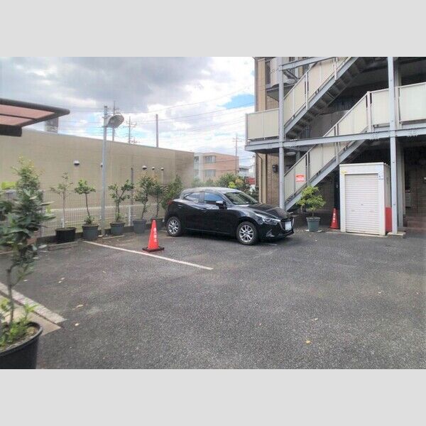 フローレンス氷川 駐車場