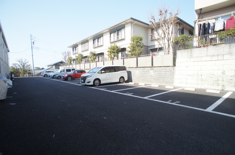 リブリ・白楽SDN 駐車場