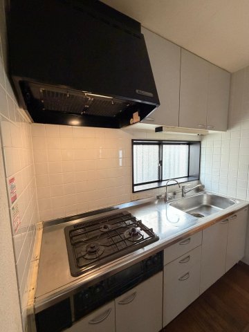 東村山市久米川町戸建て ガスコンロは新品に交換予定。浄水器付きのシステムキッチン。