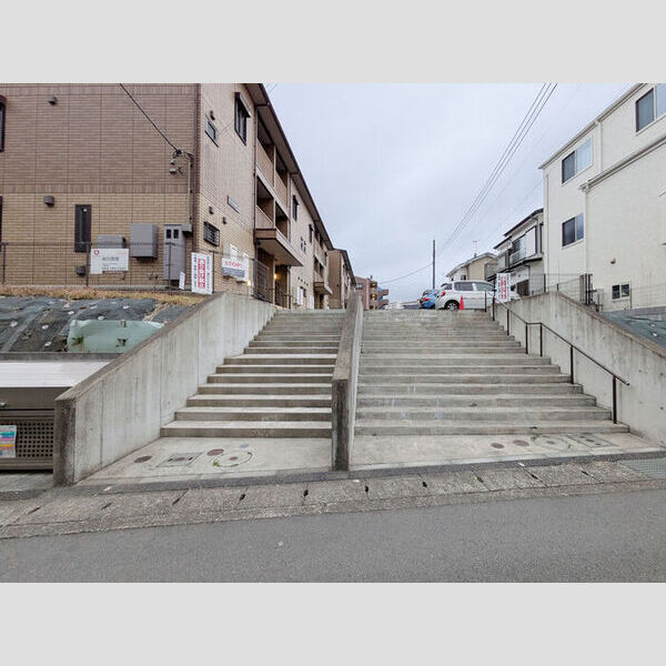 アトリオみなみだいらⅢ エントランスアプローチ