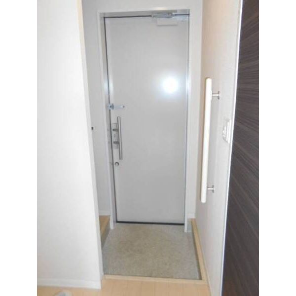 アリュール0102号室 玄関