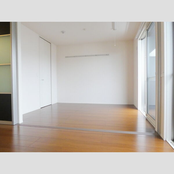 Villa Garland Court202号室 リビングダイニングから洋室