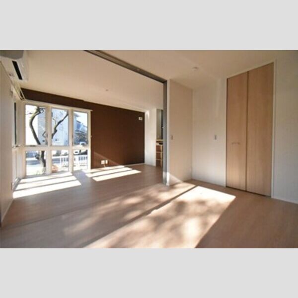 パーシモン101号室 居室とリビングダイニング