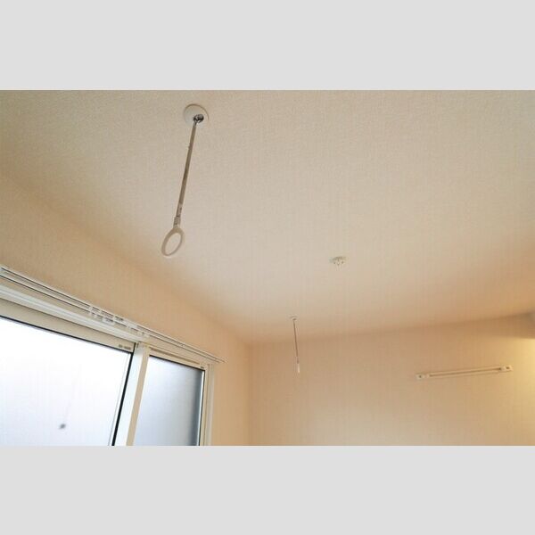 クレール藤沢Ⅲ105号室 室内物干しがついています