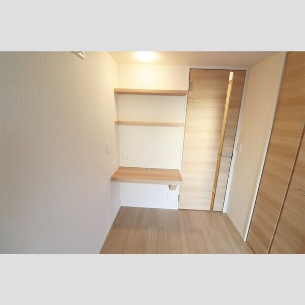 クレール藤沢Ⅲ105号室 洋室にはワークスペースがあります