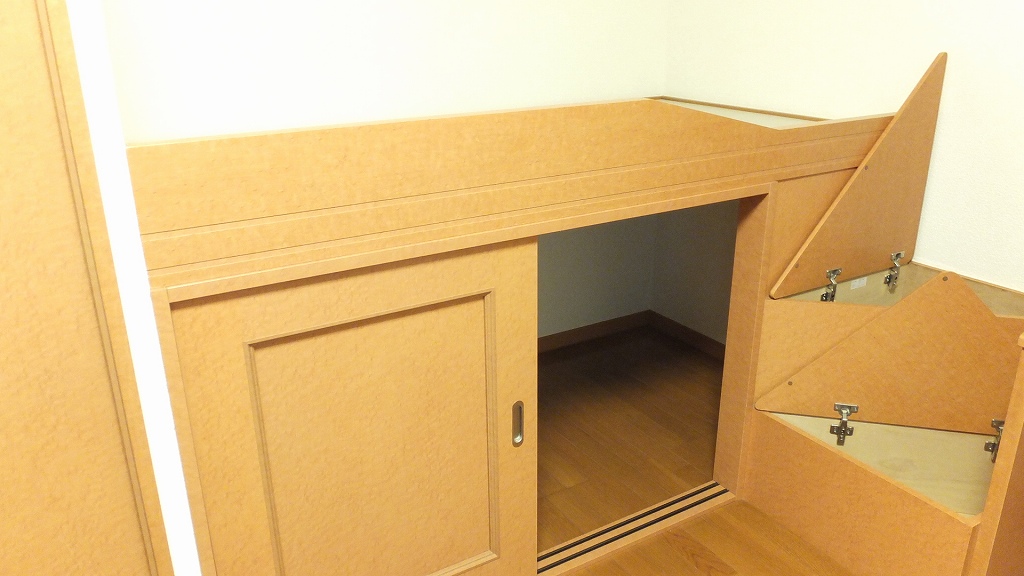 レオパレス本町 ベット下大型収納