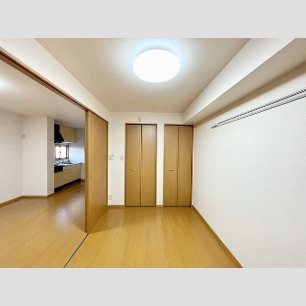 ゼファーコート105号室 洋室5帖(別角度)