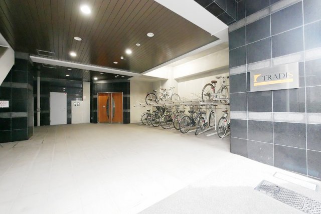 ＴＲＡＤＩＳ ＮＩＰＰＯＲＩ Ｅ 外観