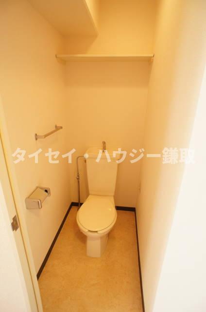 オーシャンビュー参番館0503号室 上部に棚のあるトイレです