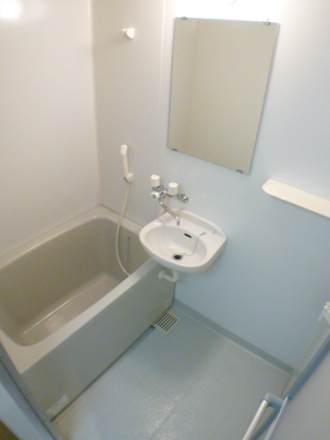 鎌取ＯＫＡＭＯＴＯ．Ｂ 浴室内に洗面台あります。