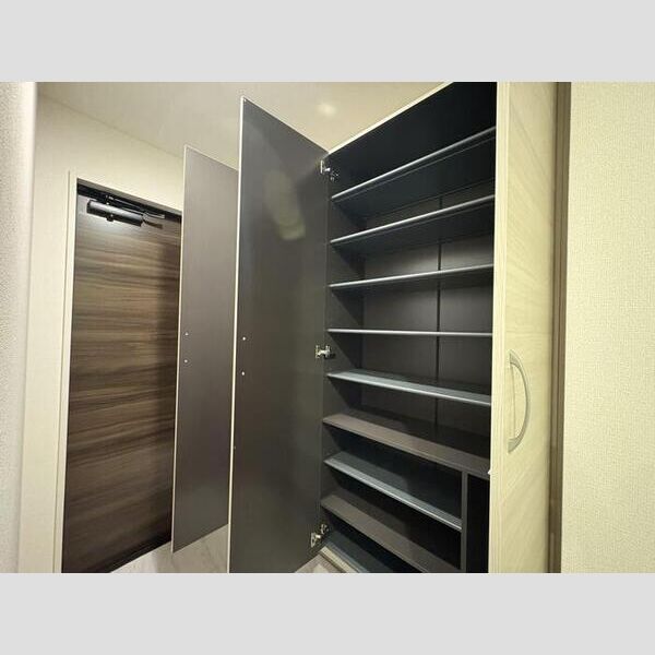 セレスティア六町Ⅲ シューズボックス