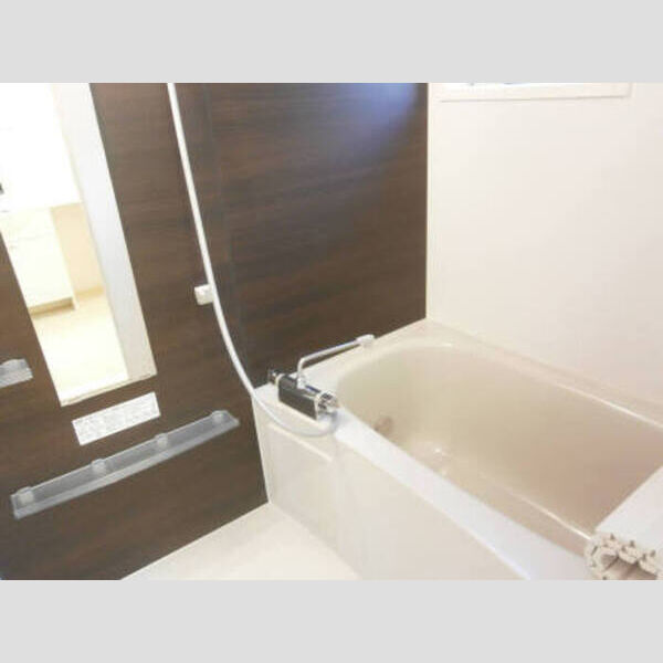 ルミナス松本105号室 自然光の入る追焚付バスルーム♪