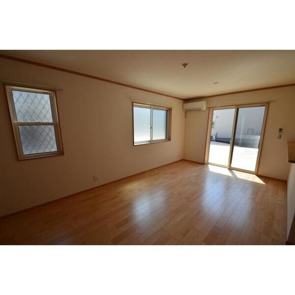 フォレストリーフ西大宮B棟1号室 リビング