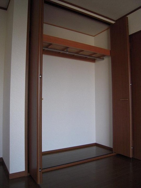 ロンウェル菊名　Ａ棟 洋服など収納できるワイドなクローゼット♪