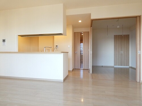 ライオンズ横浜新子安ハーバーコート リビングダイニング　別角度