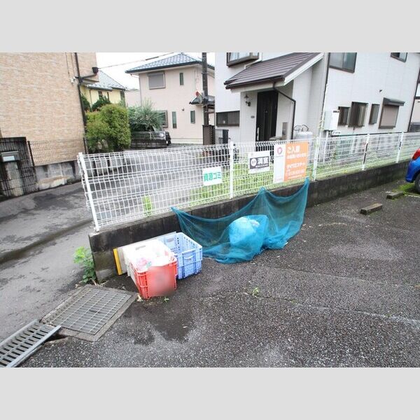 ファミールコート101号室 ゴミ置き場