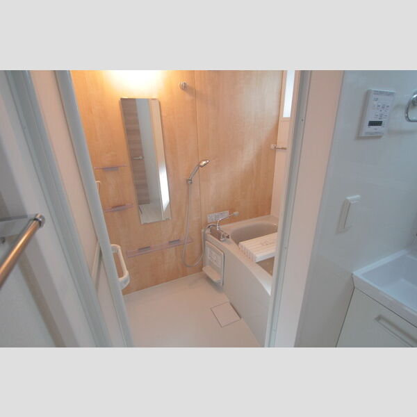 シャルム・y 小窓付き・追い焚き機能付きのバス