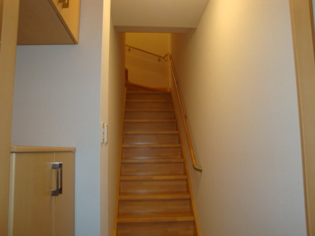 オーピュール201号室 階段
