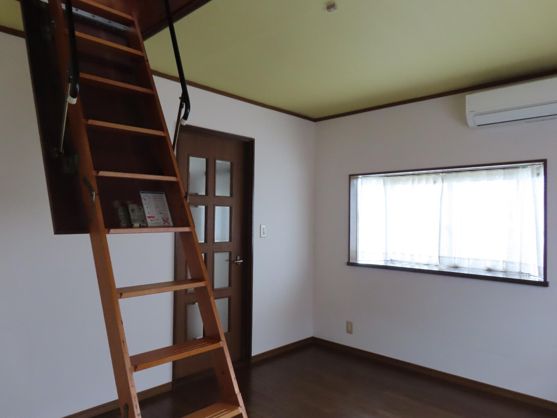 越谷市平方戸建 2階洋室7帖／屋根裏収納庫あり／エアコン設置済