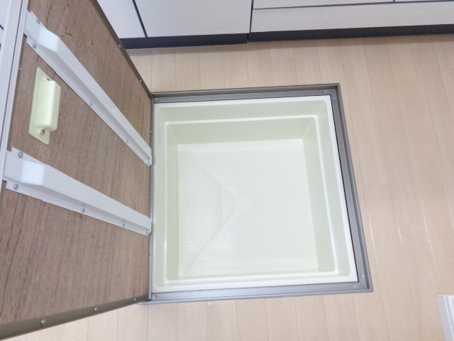 フローリッシュ・ガーデン102号室 床下収納