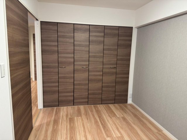 エクセルヤマナシ武蔵小山204号室 リビング隣の南向き居室。収納も充実しています。