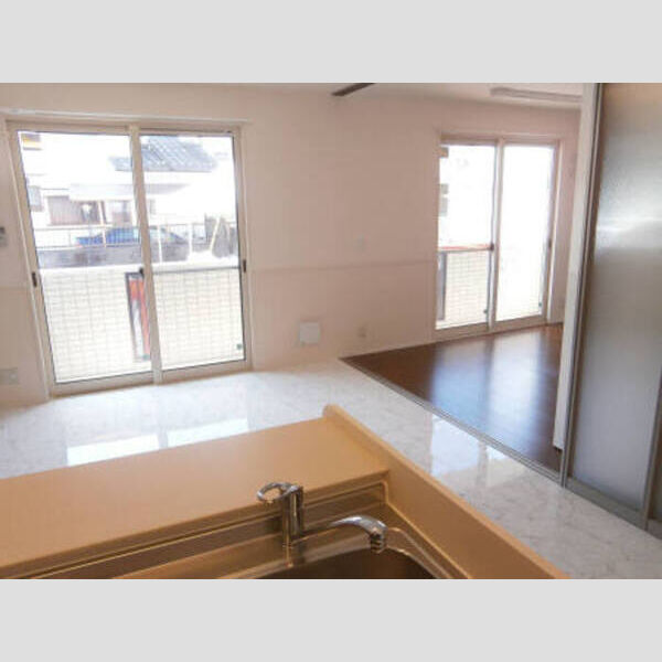 アプローズ・アイ 高級感のあるLDKと洋室。スクリーンで自由に間仕切りが可能。