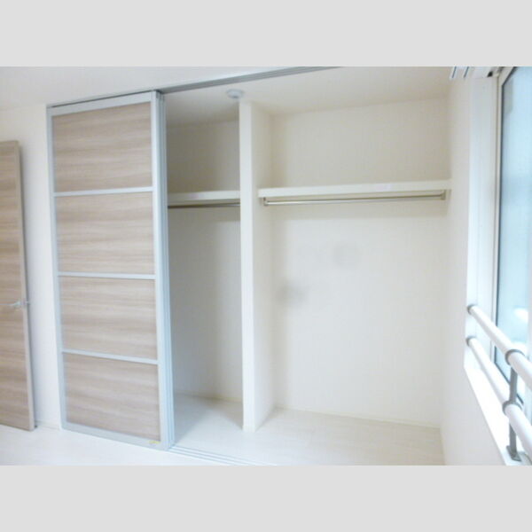 リビングNK原木中山201号室 ウォークインクローゼット仕様