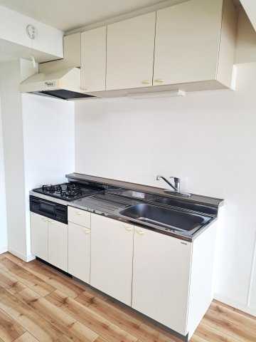 グランドハイツ原宿302号室 収納たっぷり、使い勝手のいいキッチンスペース