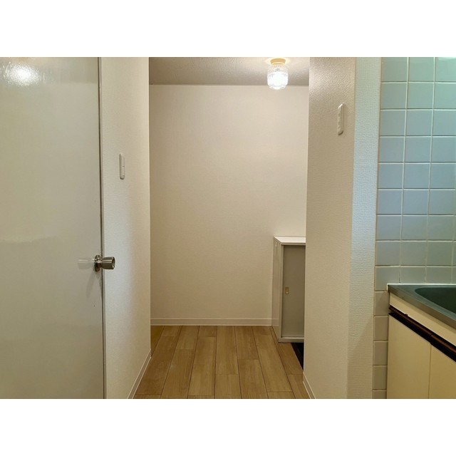 カサブランカハイツ103号室 玄関から室内