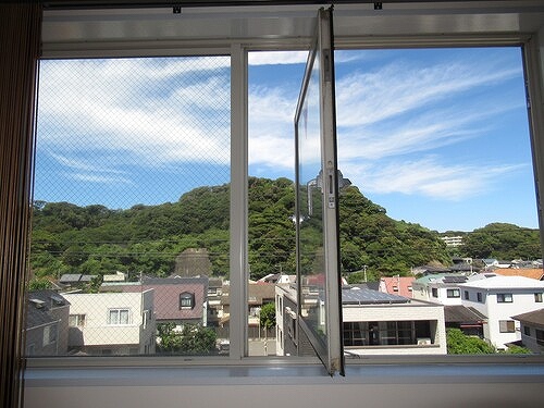 ライオンズマンション鎌倉由比ガ浜4階 洋室からの眺望　※2025年09月の写真