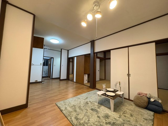 新栄コーポ4A号室 和室と4枚扉でつながっています。広い収納