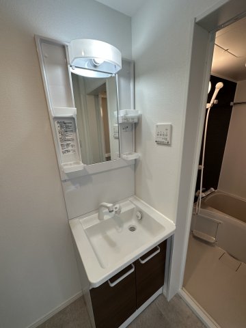 ベル エスペース シャワー付き洗面台ですごく便利！！水回りは新品で新築未入居の特権です♪