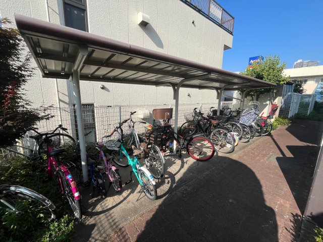 ベルカーサ橋本0102号室 屋根付き駐輪場♪