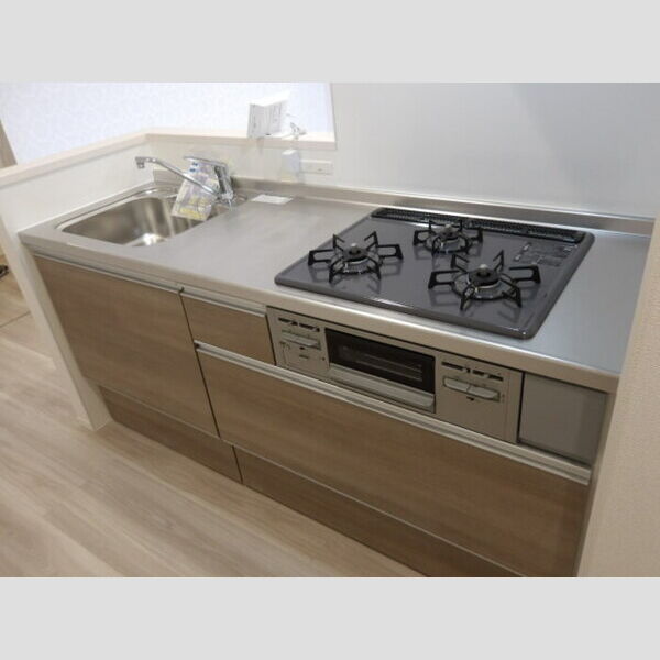 Cradle(クレイドル)106号室 対面式3口ガスコンロ付システムキッチン