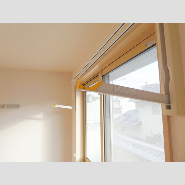 コンフォール207号室 窓枠物干し金物